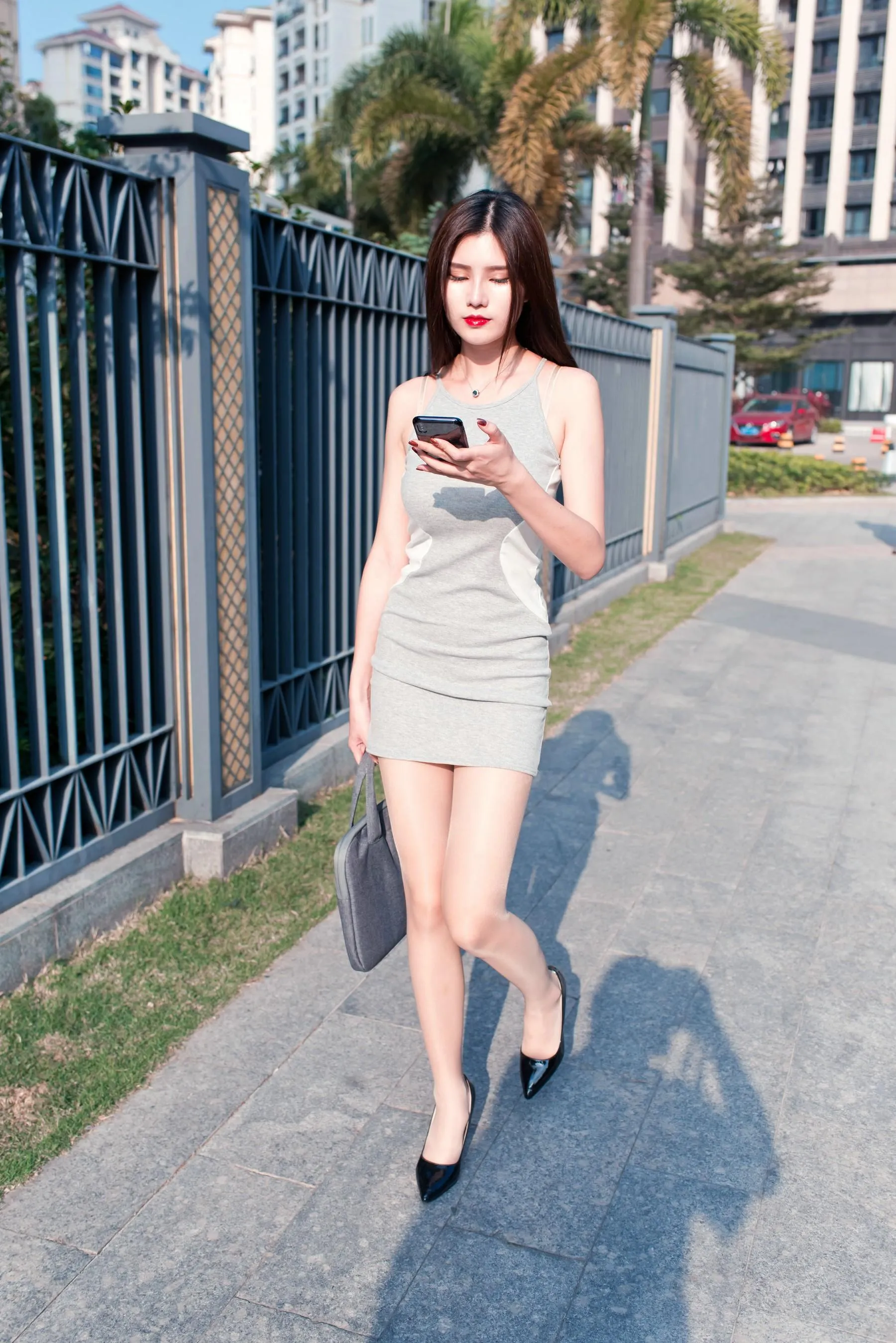 [魔镜街拍] NO.111 午后休闲的包臀灰裙极品薄丝OL美女婷婷 [432P]插图9